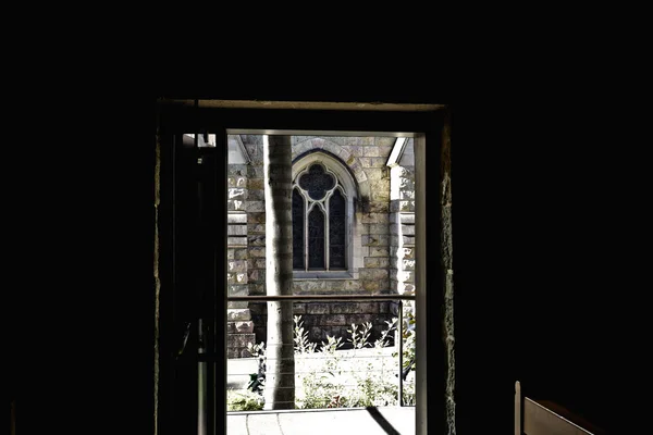 ドアが開いている暗闇の中に屋外と建物 — ストック写真