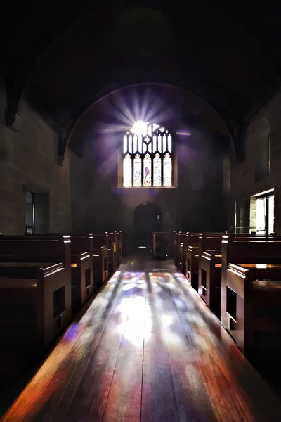 Темна кімната як замок або церква освітлена — стокове фото