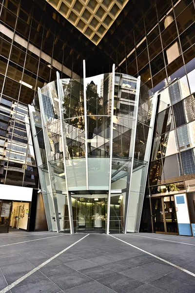 Glaseingang zu modernem Gebäude — Stockfoto