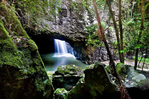 Close up de rochas e uma cachoeira na caverna — Fotografia de Stock