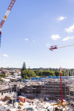 gökyüzünün altında yükselen İnşaat