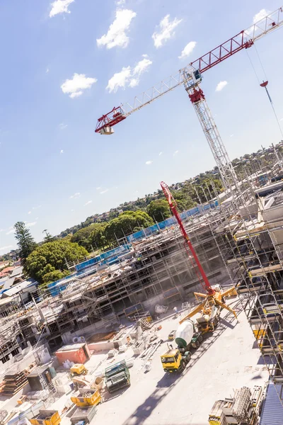 La grue et les bâtiments — Photo