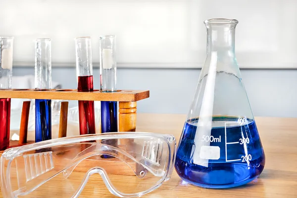 Ποτήρι ζέσεως και δείγμα δοκιμαστικοί σωλήνες στο τραπέζι — Φωτογραφία Αρχείου