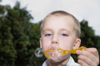 su kabarcıkları ile oynayan çocuk çocuk
