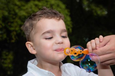 su balonu ile oynayan çocuk, yakın çekim