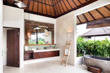Yıkama alanı ile dışarıdan banyo alanı 