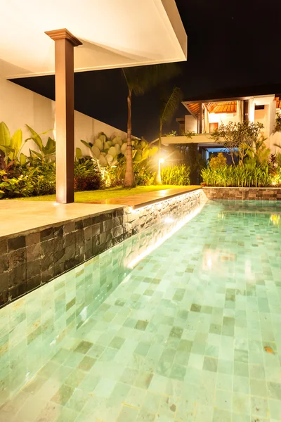 Primer plano de una piscina iluminada por la noche — Foto de Stock