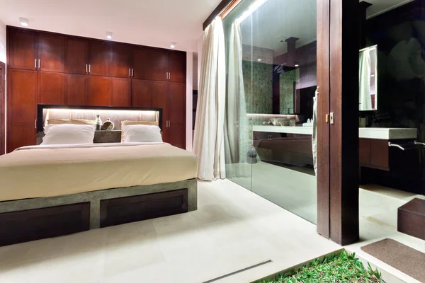 Modern yatak odası cam ile kaplı ve ışıklar ile aydınlatılmış — Stok fotoğraf