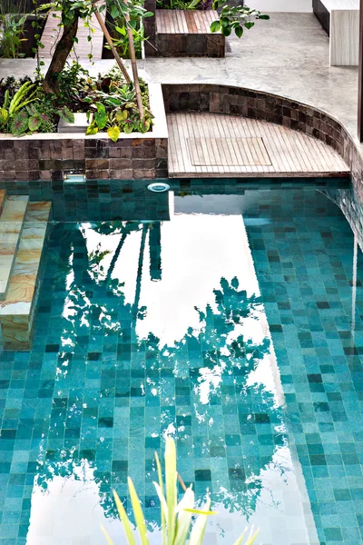 Piscina limpida con acqua naturale in un giardino — Foto Stock