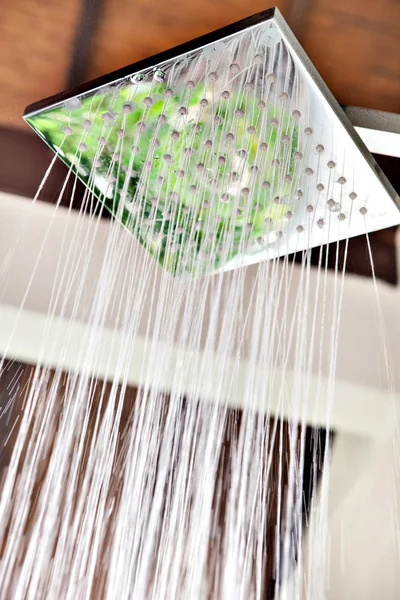 Fechar-se de um chuveiro moderno espalhando a água — Fotografia de Stock
