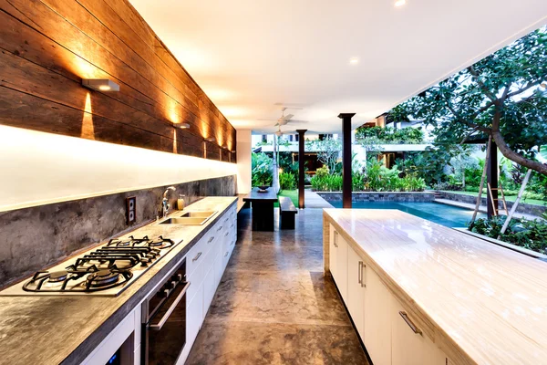 Cocina exterior con estufa y encimera junto al jardín — Foto de Stock