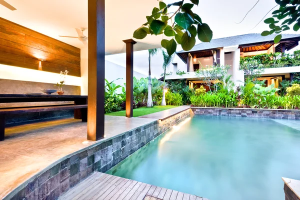 Hermoso hotel o casa en el amanecer incluyendo una piscina — Foto de Stock