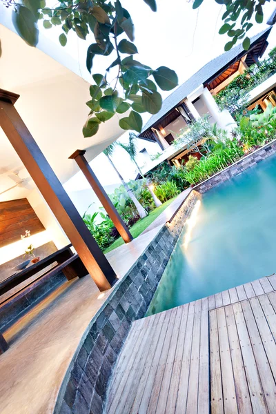 Lüks bir evde modern yüzme havuzu ve kaldırım — Stok fotoğraf