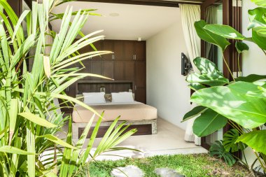 Dış yatak odasında modern bir ev 