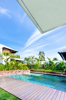 Su havuzuna ahşap yolu görünümlü 