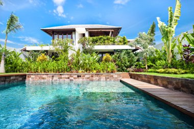 Modern mavi su havuzu closeup bir bahçe ve ev 