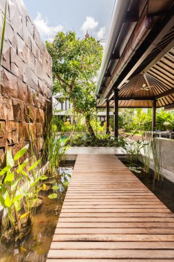 Ahşap yol üzerine su birikintisi modern otel