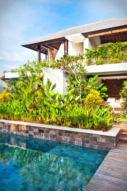 Modern Bahçe ve Yüzme Havuzu bir lüks ev 