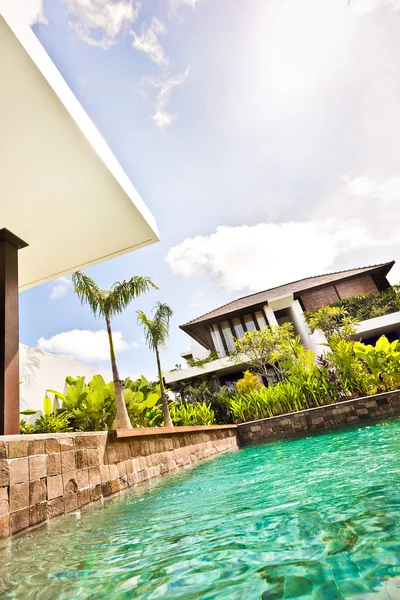 Moderno primer plano de la piscina de agua con casa u hotel —  Fotos de Stock