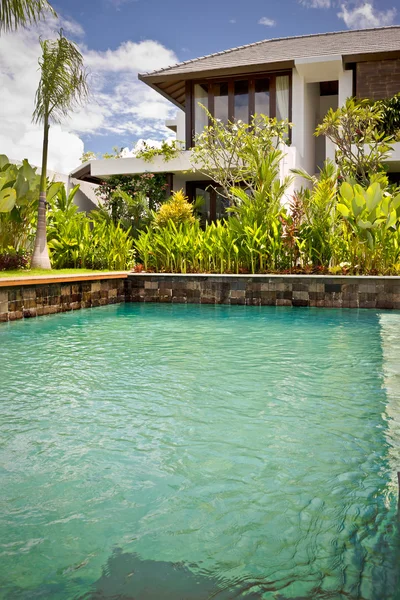 Πολυτελή πισίνα closeup με φυσικό κήπο — Φωτογραφία Αρχείου