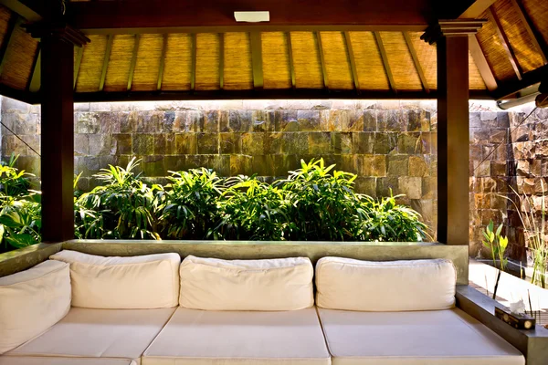 Außenbereich mit Sofa und traditionellem Zimmer — Stockfoto