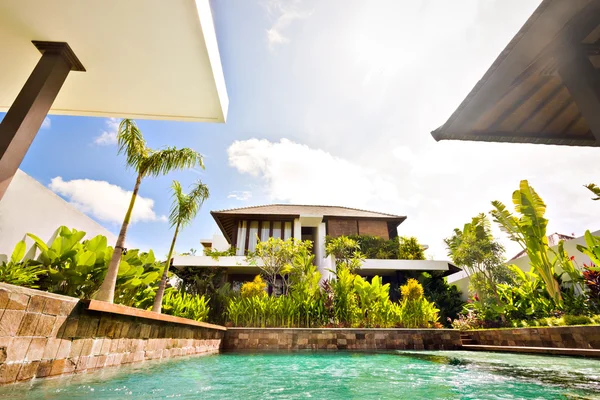 Luxusní dům nebo hotel s staré vypadající bazén — Stock fotografie