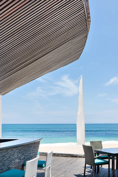 Zona exterior del hotel junto al mar con cielo azul —  Fotos de Stock