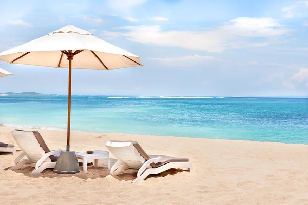 Sillas y sombrillas de descanso en la playa en la arena — Foto de Stock