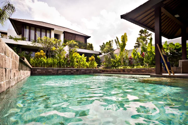 Piscine traditionnelle avec murs en pierre — Photo