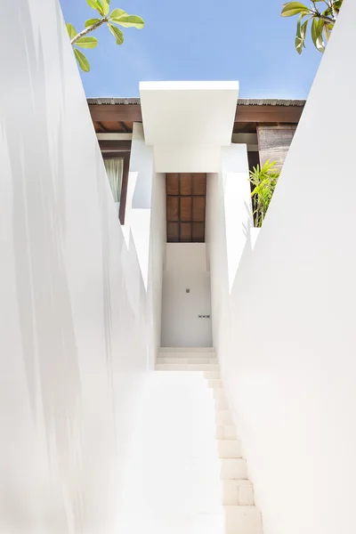 Vita trappan, genom väggar till en modern herrgård — Stockfoto