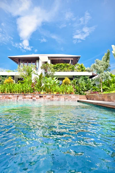 Σύγχρονη πισίνα μπροστά από το πολυτελές σπίτι — Φωτογραφία Αρχείου