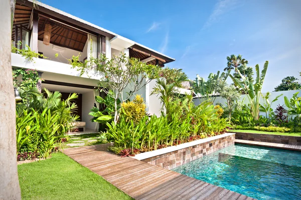 Luxury house with a pool and a garden with lawn — Stock Photo, Image