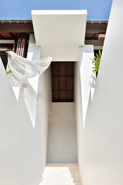 Paredes de cor branca e escadas levam à entrada — Fotografia de Stock