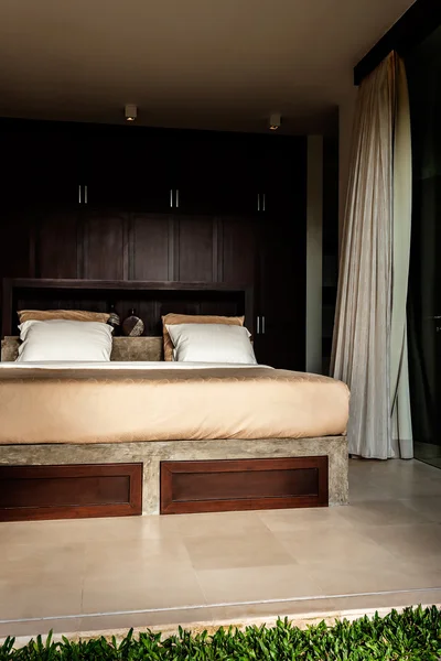 Dormitorio moderno con armarios de madera unidos a la pared — Foto de Stock
