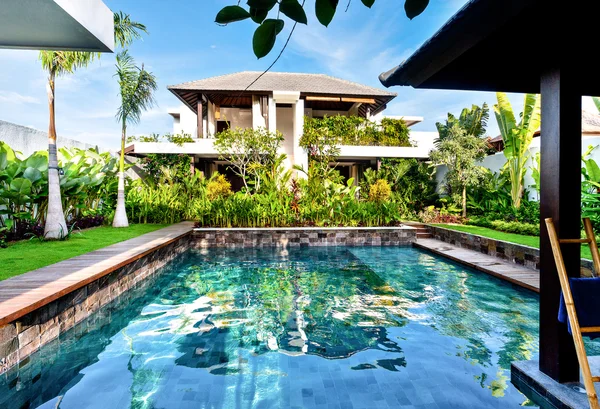 Luxusní bazén svítí slunce v moderním domě — Stock fotografie