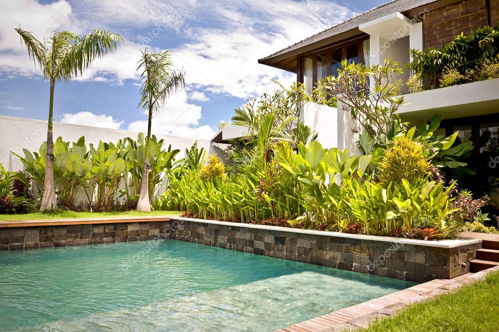 Garten mit dem Swimmingpool einer modernen Villa — Stockfoto ... Garten mit dem Swimmingpool einer modernen Villa — Stockfoto ...