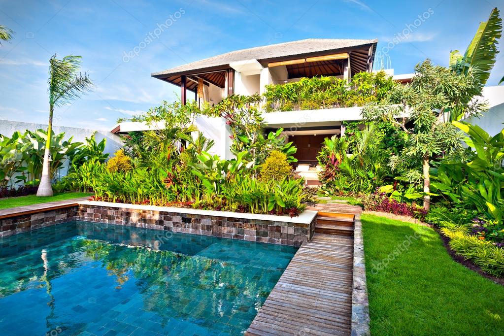 Decoratieve tuin decoratie ontwerp van een modern huis u stockfoto