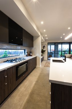 Bir fırın ile modern mutfak soba ve kiler dolabı  