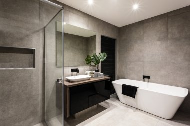 Modern banyo duş alanı ve küvet 