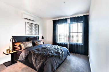 Koyu renk modern yatak dekorasyon bir otel veya ev 