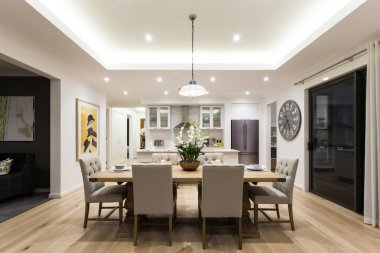 Yanında hizmet vermeye hazır mutfak modern yemek odası 