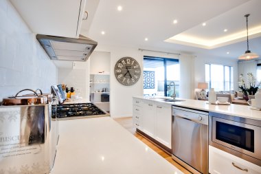 Lüks mutfak modern öğelerle güneş ışığı ile aydınlatılan 