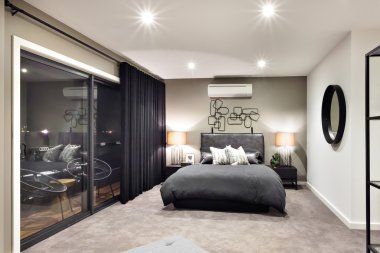 Lambaları yanıp sönen ile lüks otel yatakta siyah renk 