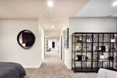 Işıklarla aydınlatılmış lüks evin koridor 