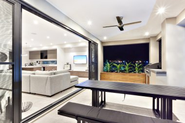 Modern oturma odasına bağlı dış veranda alan 