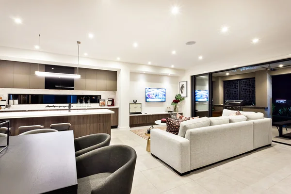 Moderno salón con televisión y sofás y almohadas — Foto de Stock