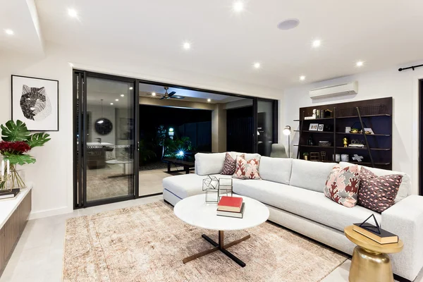Sala de estar moderna com vista para o pátio exterior à noite — Fotografia de Stock