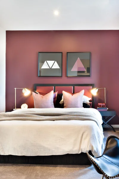 Luxusní postel s blikajícím stolní lampy a světla — Stock fotografie