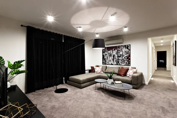Moderne woonkamer met ruimte en hal — Stockfoto