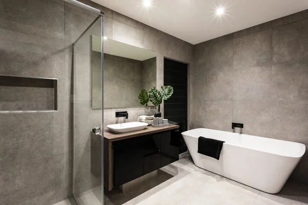 Modern bathroom with a shower area and bathtub — Stockfoto